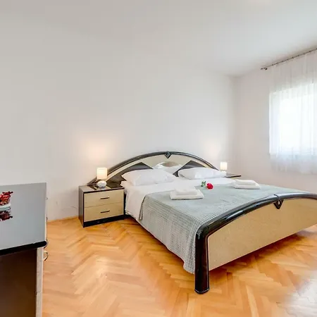 3bdr Medunac Sea View Free Parking Apartment Kaštela